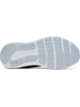 Championes de running Under Armour modelo Charged Surge 4, color azul marino con detalles en celeste. Presentan una parte superior de malla transpirable con refuerzos sintéticos, entresuela Charged Cushioning para mayor amortiguación y suela de goma resistente.