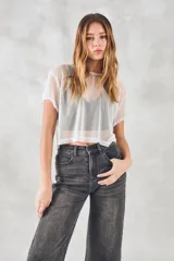 Remera corta de tul blanco, de corte holgado y mangas cortas.