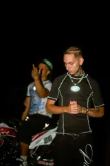 Remera deportiva de manga corta, color negro, con costuras reflectivas en contraste. Presenta un corte ajustado (fit sport) moldeado en gajos y un parche frontal ovalado con un diseño de globo terráqueo con el número 27 en su interior.