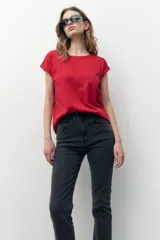 Jean de corte recto y tiro alto, color gris oscuro, con cierre frontal y bolsillos laterales y traseros.