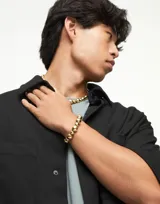 Pulsera de cuero marrón con cuentas medianas y pequeñas de aleación de metales bañadas en oro de 18k.