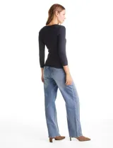 Remera de tejido rib marca Elie Tahari, con cuello redondo y mangas tres cuartos. Presenta un diseño ajustado al cuerpo y un pequeño avío metálico con logo en el ruedo.