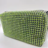 Bolso rectangular verde cubierto de strass, con asa corta de cuero sintético y asa larga de cadena desmontable.