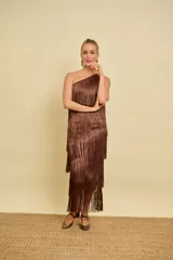 Vestido midi marrón de un hombro, completamente cubierto de flecos largos que aportan movimiento y textura.
