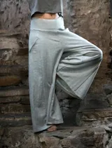 Pantalón palazzo gris melange de rústico de algodón, con tiro alto, bolsillos laterales, elástico en la espalda y faja ancha en la cintura.