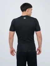 Remera térmica deportiva de manga corta de la marca Umbro, en color rojo, con cuello redondo y ajuste ceñido al cuerpo.