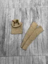 Set de cuello alto y mangas largas color beige, tejido en lana merino.