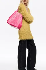 Bolso shopper grande Bimba Y Lola de piel vacuna roja con grabado efecto cocodrilo, doble asa de hombro y logo metálico frontal.