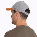 Gorro tipo jockey de fieltro con diseño bicolor, cuerpo gris melange y visera naranja. Presenta una letra M bordada en el frente en color naranja y una etiqueta lateral de cuero con el logo de la marca.