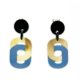 Aros colgantes con clip, realizados en asta color crudo y celeste oscuro, con forma de eslabones entrelazados.