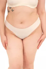 Bombacha básica de tiro alto y diseño sin costuras, color crudo con efecto segunda piel, confeccionada con fibra LYCRA® de tacto suave.