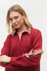 Vestido camisero midi color borgoña, con cuello camisero y mangas largas con volados en los puños.