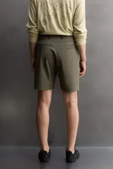 Bermuda de Zara Athleticz color verde militar, confeccionada en tejido técnico compacto y elástico, con bolsillos curvados y cierre frontal con cremallera y botón a presión oculto.
