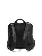 Mochila Hush Puppies de cuero sintético negro con bolsillo frontal de gamuza con cierre vertical y detalles de herrajes dorados.