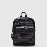 Mochila Bubba de la colección Originals, con diseño acolchado tipo puffer en color negro brillante. Cuenta con un compartimento principal espacioso, bolsillo frontal con cierre, correas acolchadas y logo de la marca en la parte inferior.