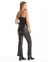 Top de tejido texturizado con breteles finos dobles, escote recto y sujetador interno con copas incorporadas.