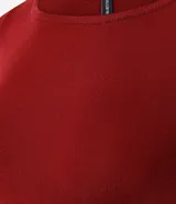 Suéter de punto ajustado con escote canoa y mangas largas. Presenta una superficie lisa y acabado clean, confeccionado en una mezcla de viscosa, poliéster y poliamida.