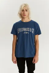 Remera de manga corta color azul, con cuello redondo y estampado frontal con el logo de la marca y un diseño de montañas.