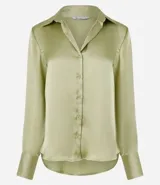 Camisa de satén color verde oliva, de manga larga con puños abotonados y cuello inglés.