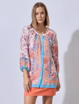 Blusa de gasa estampada con flores, cuello redondo y abertura central con botones. Manga ¾ con puño elastizado.