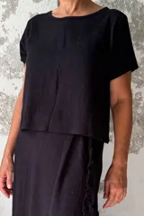 Remera negra de lino tusor, de corte cuadrado y mangas cortas.