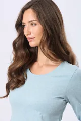 Remera de manga larga con cuello redondo, confeccionada en tejido de algodón suave con caída ligera y corte clásico.