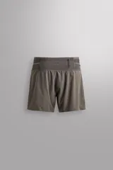 Short deportivo de trail running confeccionado en tejido técnico elástico con textura. Presenta una cintura elástica ancha con compartimentos integrados, bolsillo trasero con cierre y aberturas laterales en el bajo.