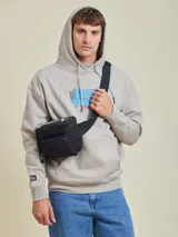 Riñonera negra con logo Rusty estampado en blanco.