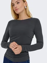Top de manga larga color gris oscuro, con cuello redondo y diseño ajustado con fruncidos laterales en el cuerpo.