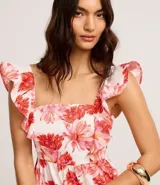 Vestido midi evasé sin mangas, confeccionado en tricolina con estampa floral. Presenta escote cuadrado, volados en los breteles y lastex en la espalda. Tiene un corte fruncido en la cintura.