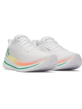Championes de running Under Armour modelo W Velociti, color blanco con detalles degradados en amarillo y coral en la entresuela, y el logo de la marca en verde en el talón.