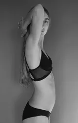 Soutien negro de tul y lycra de doble capa, sin aro y sin relleno, con tirantes ajustables.