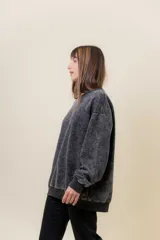 Sweater de tejido suave con lavado efecto vintage, color rosa fucsia, de calce oversize y cuello redondo.