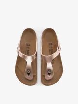 Sandalias Birkenstock modelo Gizeh, color cobre metalizado, con tira de dedo ajustable con hebilla.