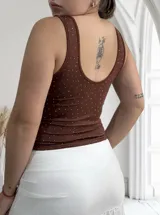 Top sin mangas con escote en V y pequeños strass plateados.