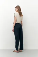 Pantalón de vestir azul marino, de corte slim, con bolsillos laterales y traseros.