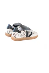 Championes urbanos con diseño de animal print en tonos tierra, combinados con detalles en cuero negro en la lengüeta, talón y laterales. Presentan suela de goma color caramelo y cordones al tono.