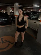 Top corto negro con escote halter y espalda descubierta.