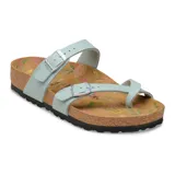 Sandalias Birkenstock modelo Mayari, color verde menta con dos tiras ajustables con hebilla metálica y una tira separadora para el dedo. Plantilla de corcho con diseño estampado de flores y suela negra.