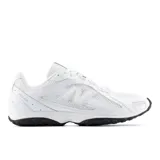 Championes New Balance modelo 204L, de diseño inspirado en el running de los años 2000. Presenta una capellada de malla y cuero sintético en color blanco, con el logo N en los laterales y suela de goma negra con relieve.