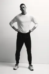Pantalón deportivo de fútbol en color negro con tecnología DryMove, de corte ajustado, con cintura elástica con cordón ajustable, bolsillos laterales con cierre y cierres en los tobillos.