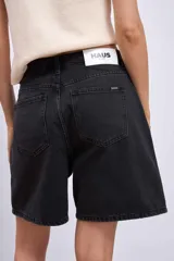 Bermuda de jean negra de tiro alto y corte recto.