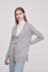 Cárdigan gris de viscosa, corte holgado, con cuello en V y cierre frontal con botones.