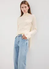 Jeans de denim celestes, de tiro alto y corte recto, con diseño clásico de cinco bolsillos y cierre frontal con botón y cremallera.