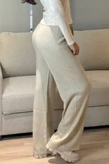 Pantalón tipo palazzo de tejido de punto, color gris melange, con cintura elástica ajustable mediante cordón y detalle de franjas laterales acanaladas.