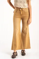 Jean de tiro alto con corte wide leg y acabado lavado en tono camel. Presenta diseño de cinco bolsillos, cierre frontal con botón y cremallera, y bajo con terminación al corte.