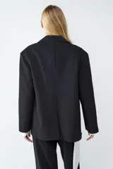 Blazer de corte oversize con cuello de solapa, manga larga y cierre frontal con botón. Cuenta con bolsillos delanteros con solapa.