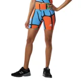 Calza corta de lycra con estampado geométrico en tonos naranja, celeste y verde. Logo de New Balance estampado en la pierna derecha.