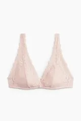 Soutien triangular de encaje rosa pálido, con copas forradas de malla y bordes festoneados. Presenta tirantes anchos y ajustables.