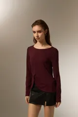 Remera de manga larga color bordó, confeccionada en viscosa, con cuello redondo y detalle de nudo lateral que genera un drapeado suave.
